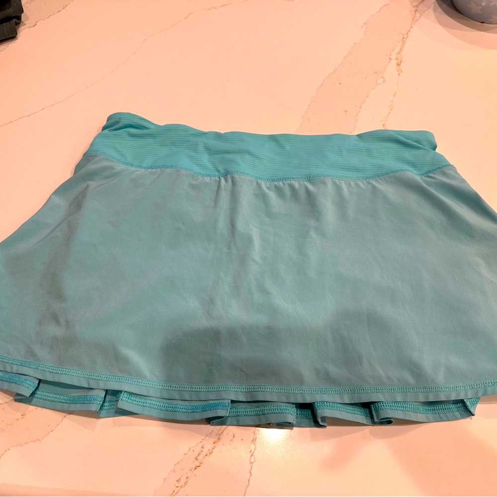 Lululemon sz 8 teal skirt. Older model pace skirt